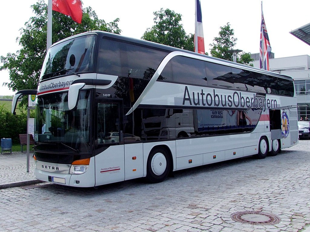 SETRA S431DT von Autobus-Oberbayern erwartet bei der Haltestelle Messestadt-Ost in Mnchen Fahrgste;110513