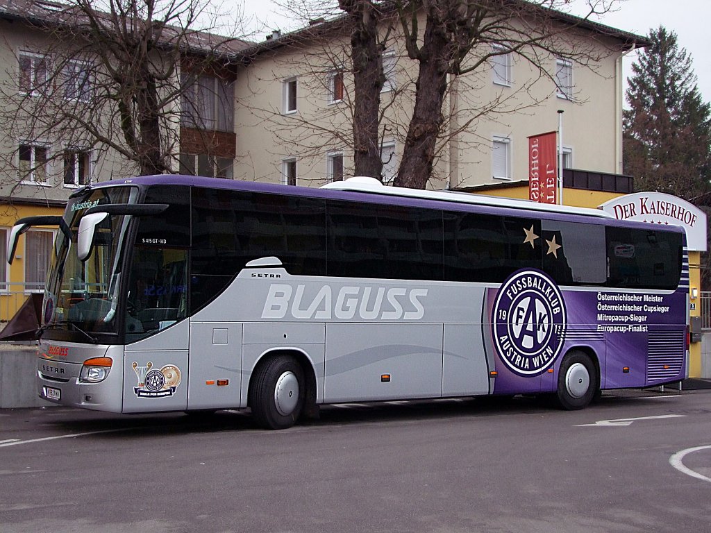 SETRA;S415GT-HD der Fa.Blaguss erwartet die Mannschaft des Fuballklubs Austria-Wien vorm Hotel in Ried i.I.;091206