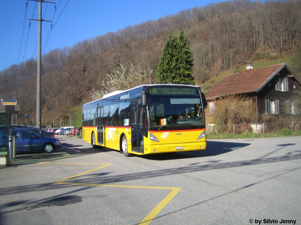 SG 273 382 (Van Hool New A320, Regie Uznach) am 25.11.09 in Ziegelbrücke. Damit die Postautos aus Uznach nicht unnötig am Bahnübergang stehen müssen, halten diese hinter dem Bhf. Ziegelbrücke.