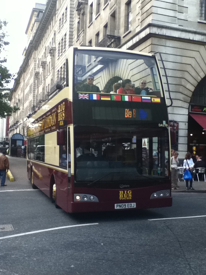  Sightseeing -Bus der Firma Big Bus Tours gesichtet am 10.05.2011 bei Madamme Tussauds in London. 