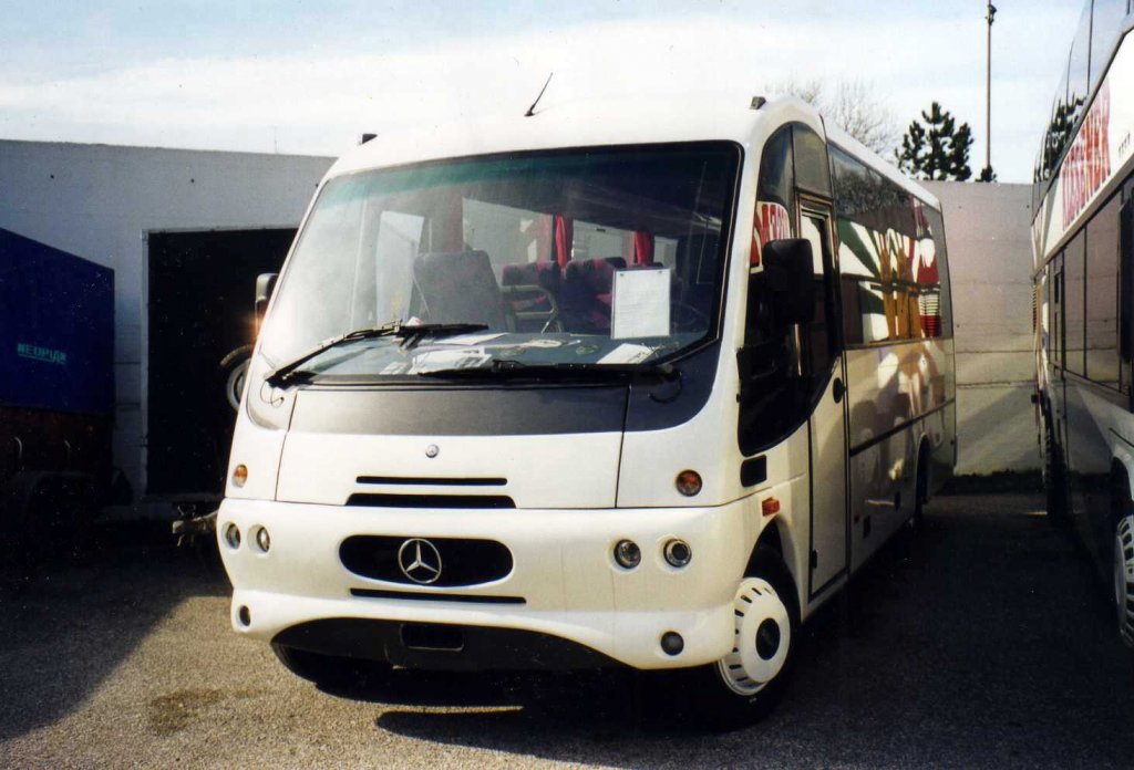 Sitcar Sloughi auf Mercedes Vario 815. Aufgenommen im April 2000 auf dem Gelnde der Neoplan NL Rhein Ruhr in Oberhausen.