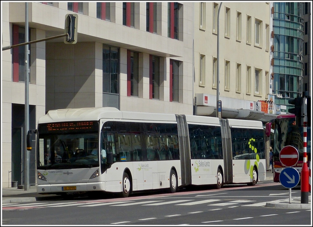 (SL 3259) 3 Teiliger Van Hool Niederflurbus, aufgenommen gegenber vom Bahnhof in Luxemburg am 17.06.2013.