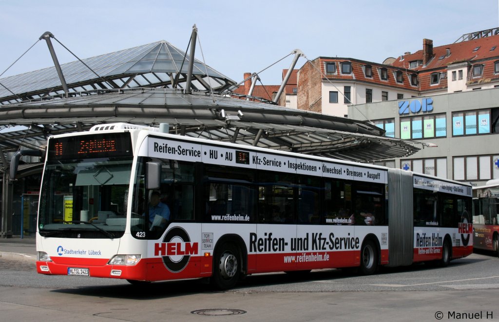 SL 423 (HL SL 1423) mit Werbung fr Reifen Helm.
Lbeck ZOB, 1.7.2010.