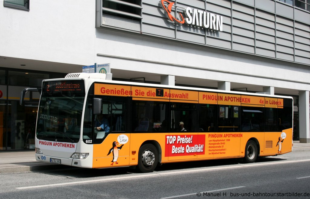 SL 602 (HL SL 1602).
Der Bus macht Werbung fr die Pinguin Apotheken.
Lbeck Linden Arkaden 1.7.2010.
