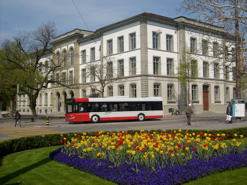 Solaris-Autobus Nr. 227 beim Schulhaus Altstadt, neben Stadthaus, am 22.4.2010