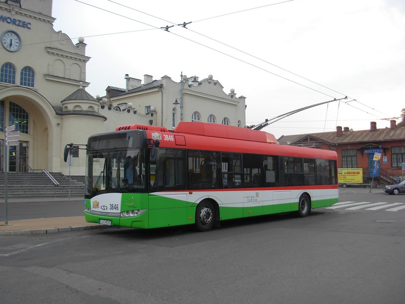 Solaris Trollino 12M beim Hauptbahnhof Lublin, #3864 MPK Lublin, 1.09.2012.