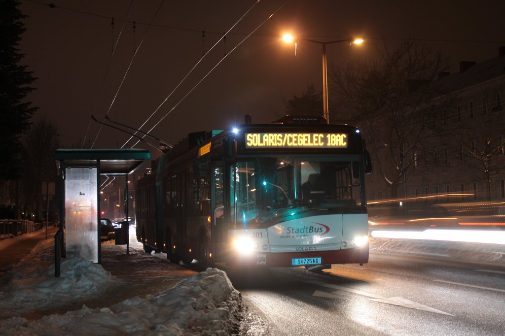 Solaris Trollino 18AC 301 aus Salzburg bei Testfahrten in Eberswalde.
Hier am 20.01.2010 an der Wendestelle Boldtstraße.