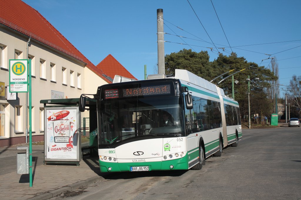 Solaris Trollino 18AC der BBG (052) an der Endhaltestelle Nordend in Eberswalde am 12.02.2011.