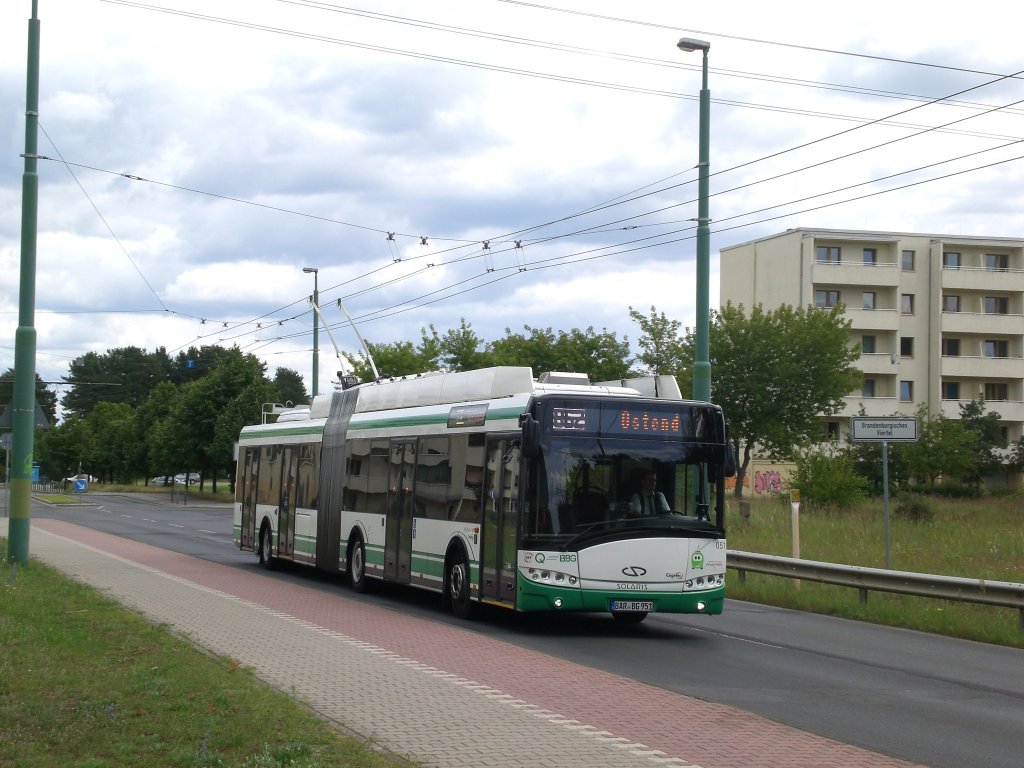 Solaris Trollino auf der Linie 862 nach Ostend nahe der Haltestelle Brandenburger Allee.