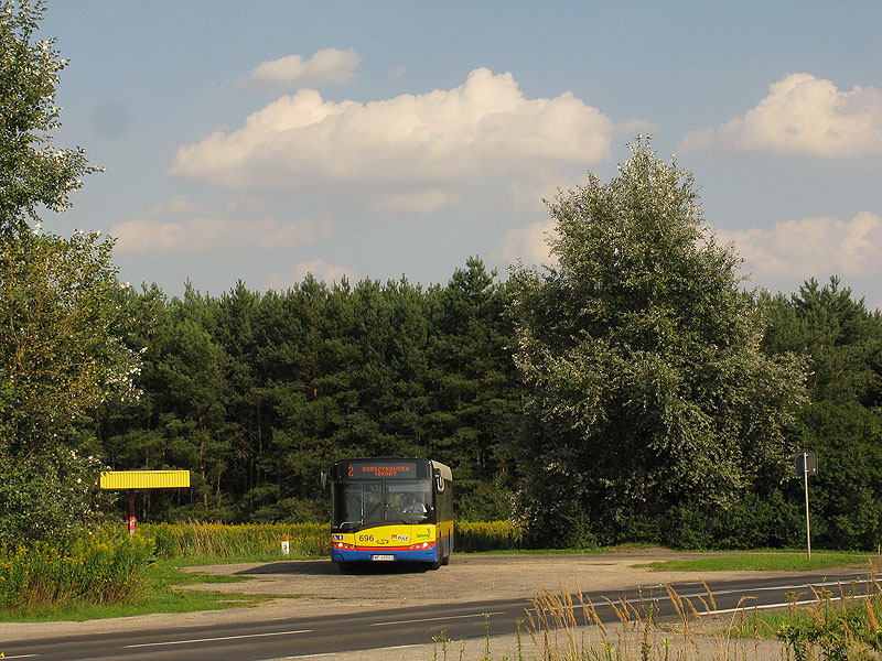 Solaris Urbino 12 (696) als ein Bus der Linie 2. Płock, ul. Dobrzykowska, 22.08.2010.