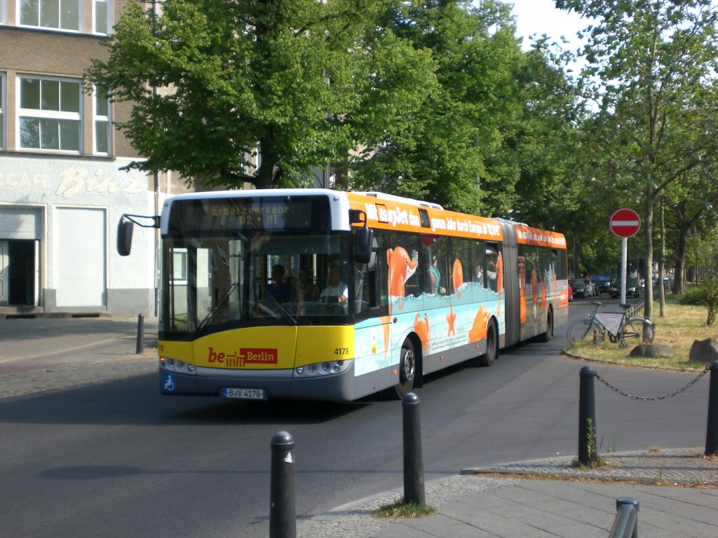 Solaris Urbino als SEV fr die U-Bahnlinie 2 zwischen S+U Bahnhof Pankow und U-Bahnhof Senefelder Platz an der Haltestelle Pankow Masurenstrae.