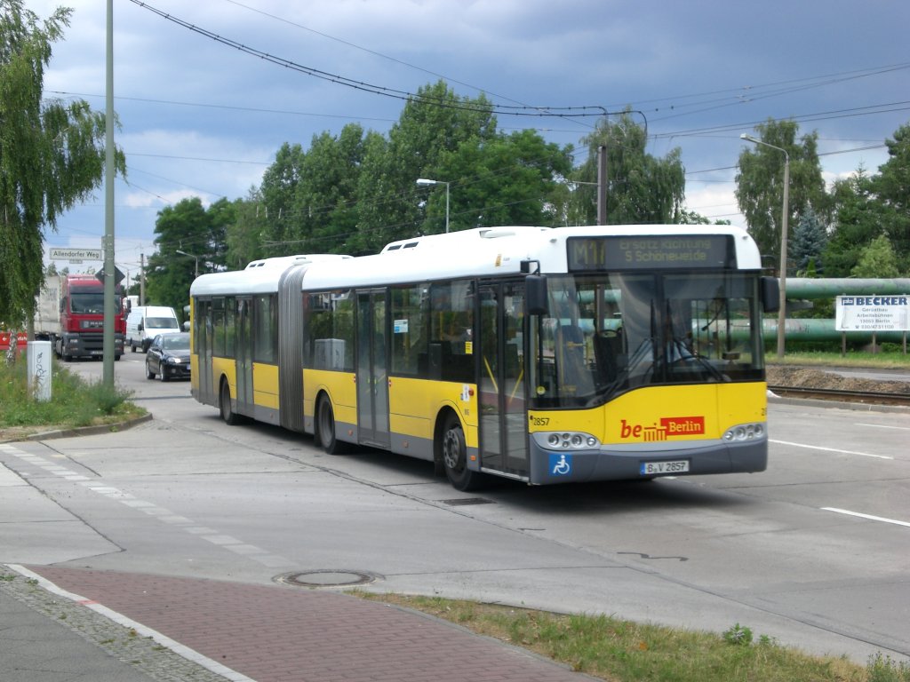 Solaris Urbino als SEV fr die Straenbahnlinie M17 zwischen Hohenschnhausen Gehrenseestrae und Lichtenberg Allee der Kosmonauten/Rhinstrae an der Haltestelle Lichtenberg Landsberger Allee/Rhinstrae.