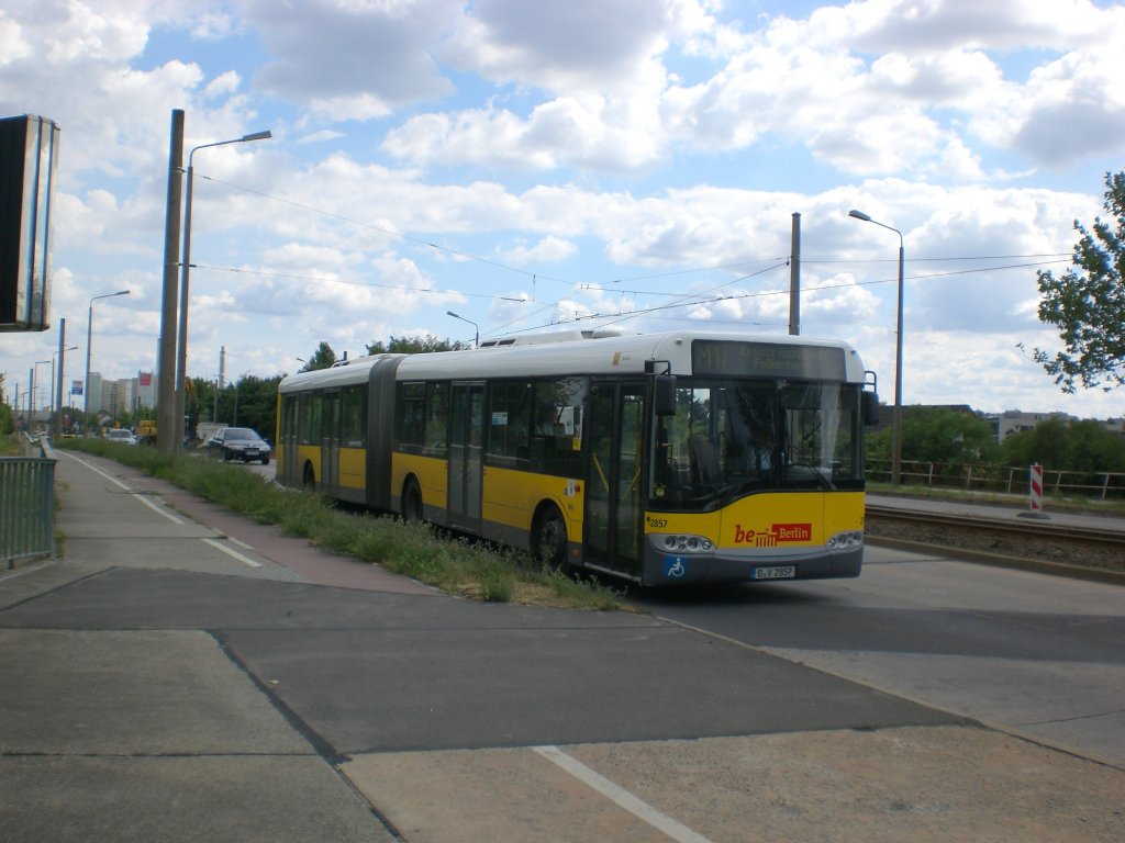 Solaris Urbino als SEV fr die Straenbahnlinie M17 zwischen Hohenschnhausen Gehrenseestrae und Lichtenberg Allee der Kosmonauten/Rhinstrae nahe der Haltestelle Lichtenberg Rhinstrae/Grtnerstrae.