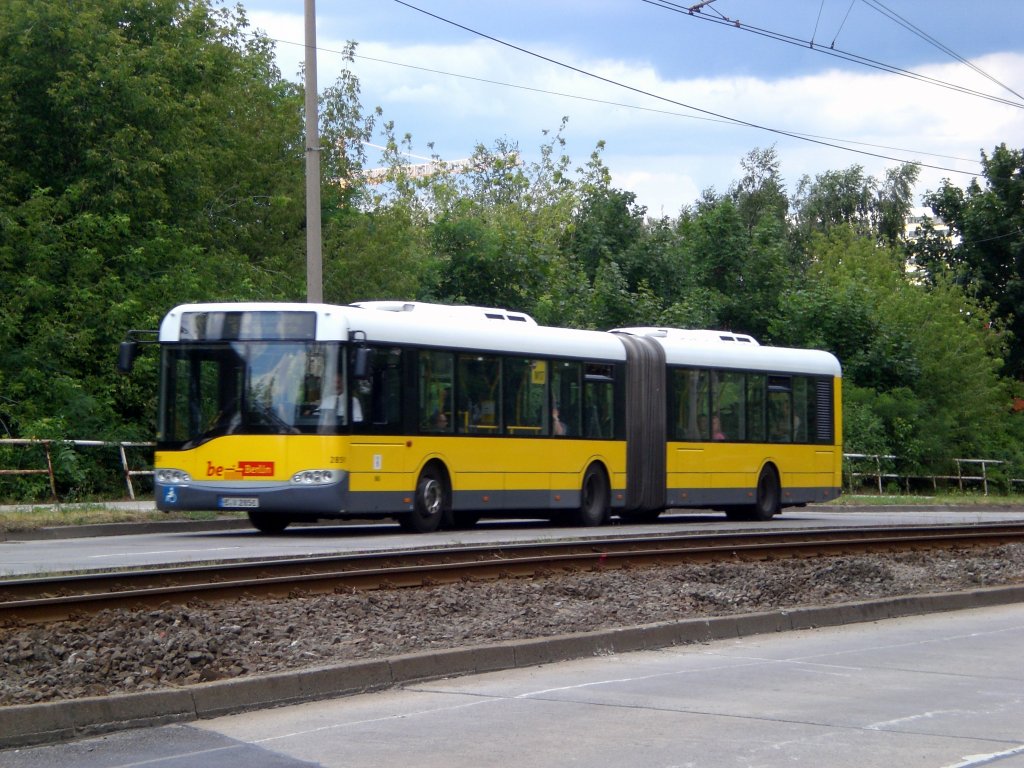 Solaris Urbino als SEV fr die Straenbahnlinie M17 zwischen den Haltestellen Hohenschnhausen Gehrenseestrae und Lichtenberg Allee der Kosmonauten/Rhinstrae nahe der Haltestelle Lichtenberg Rhinstrae/Grtnerstrae.
