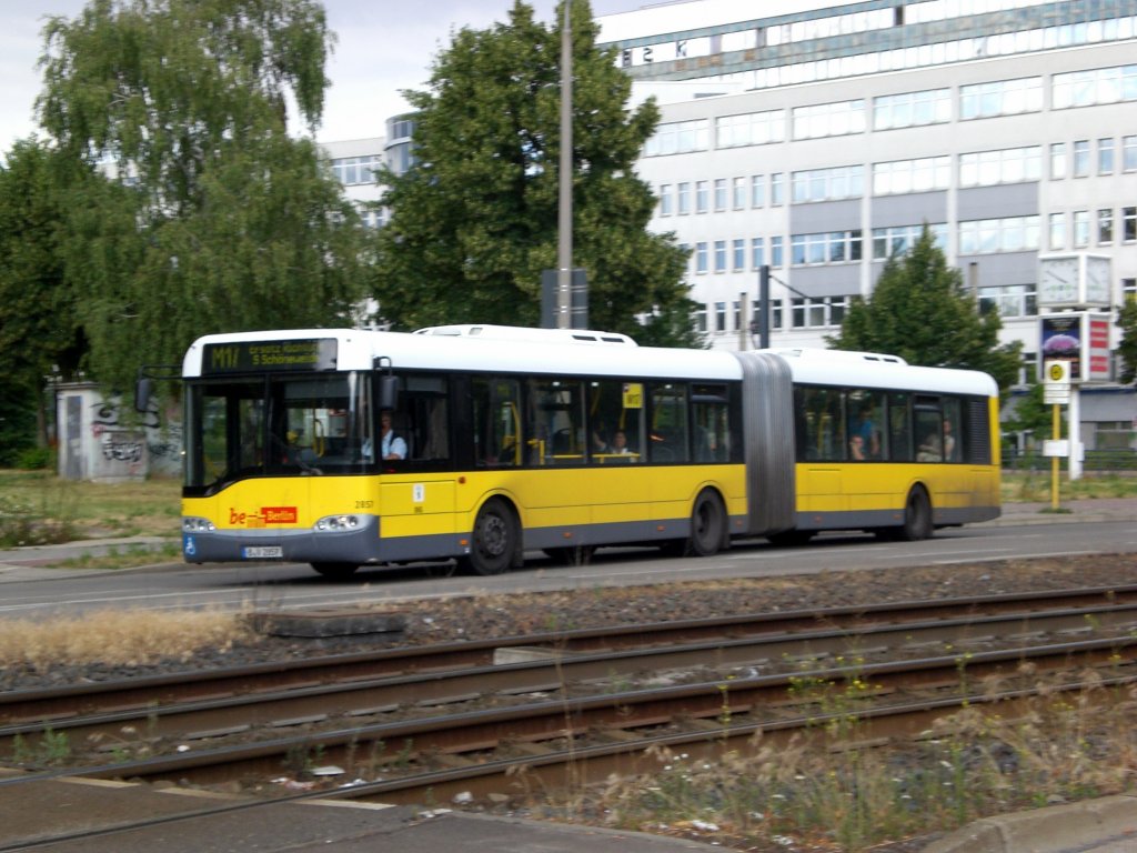 Solaris Urbino als SEV fr die Straenbahnlinie M17 zwischen den Haltestellen Hohenschnhausen Gehrenseestrae und Lichtenberg Allee der Kosmonauten/Rhinstrae.