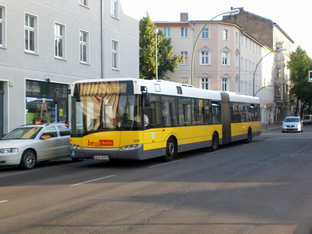 Solaris Urbino auf Betriebsfahrt an der Haltestelle Weiensee Gustav-Adolf-Strae/Langhansstrae.