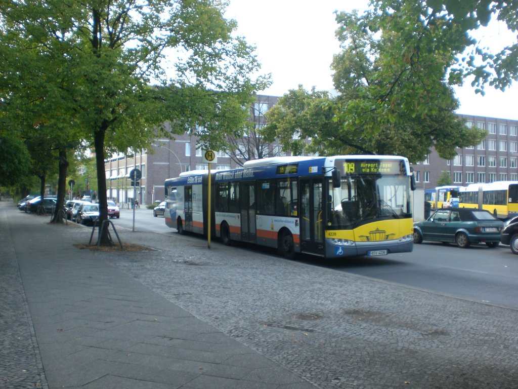 Solaris Urbino auf der Linie 109 nach Flughafen Tegel an der Haltestelle Hertzallee.