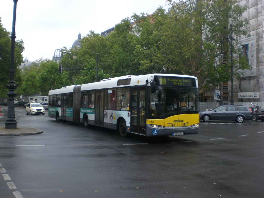 Solaris Urbino auf der Linie 109 nach Flughafen Tegel an der Haltestelle Charlottenburg Olivaer Platz.