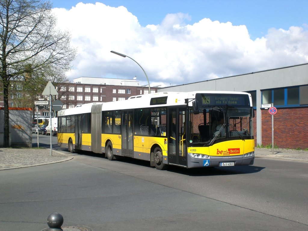Solaris Urbino auf der Linie 109 nach Flughafen Tegel an der Haltestelle Hertzallee.