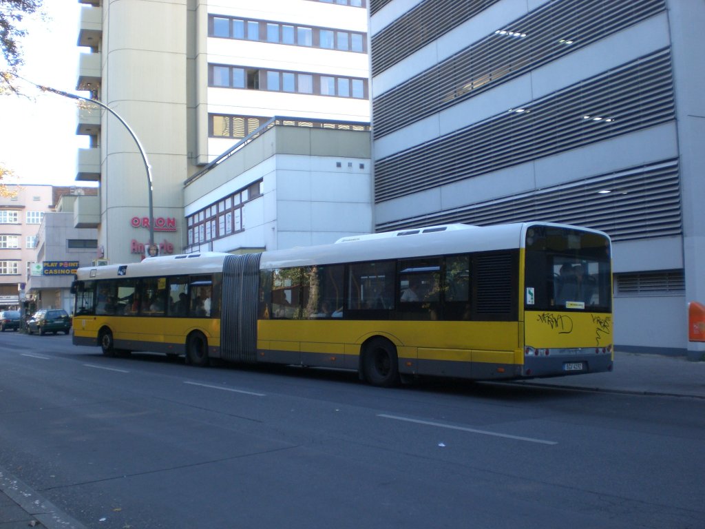 Solaris Urbino auf der Linie 124 nach Buchholz-West Aubertstrae an der Haltestelle Tegel-Center.