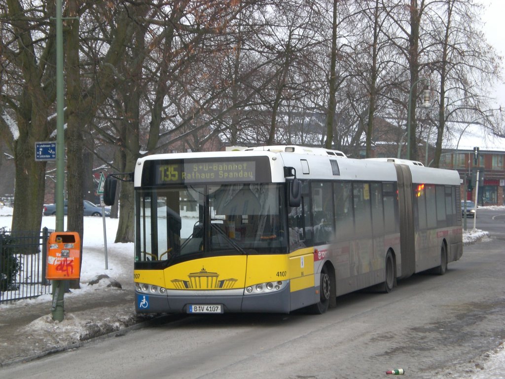 Solaris Urbino auf der Linie 135 nach S+U Bahnhof Rathaus Spandau an der Haltestelle Alt-Kladow.