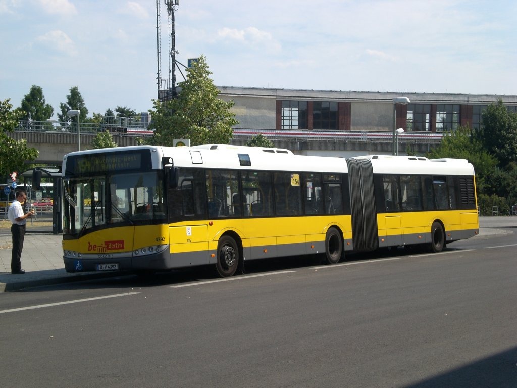 Solaris Urbino auf der Linie 154 nach Buchholz-West Aubertstrae am U-Bahnhof Elsterwerdaer Platz.