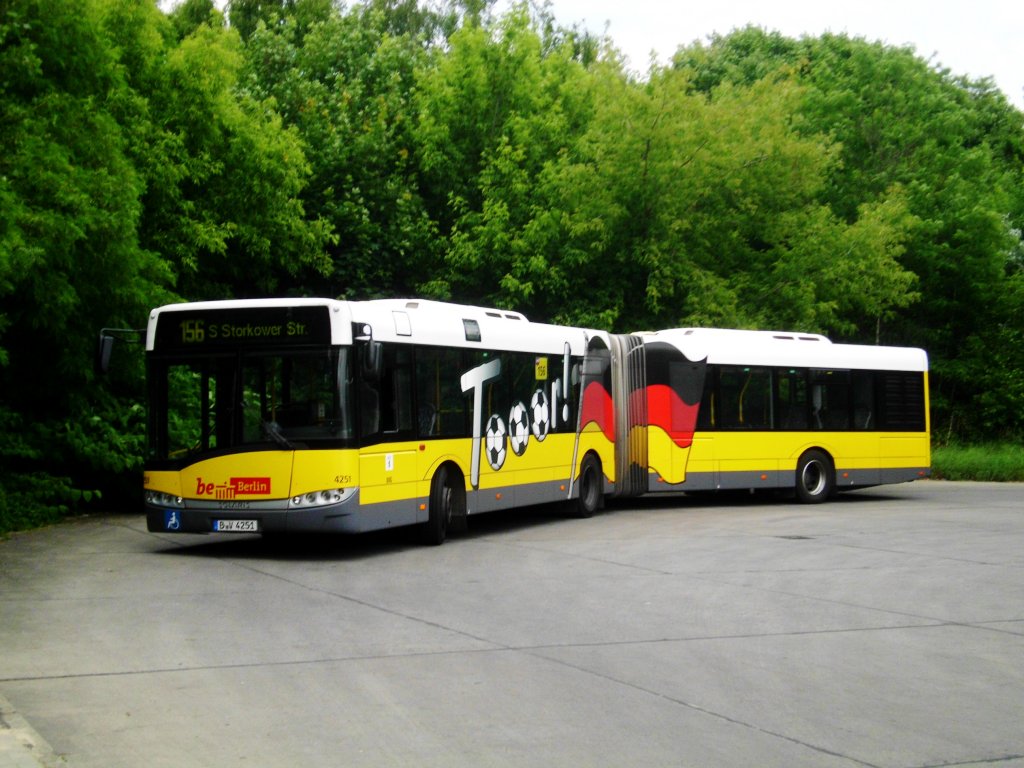 Solaris Urbino auf der Linie 156 nach S-Bahnhof Storkower Strae an der Haltestelle Berlin Weiensee Stadion Buschallee/Hansastrae.(15.6.2013) 