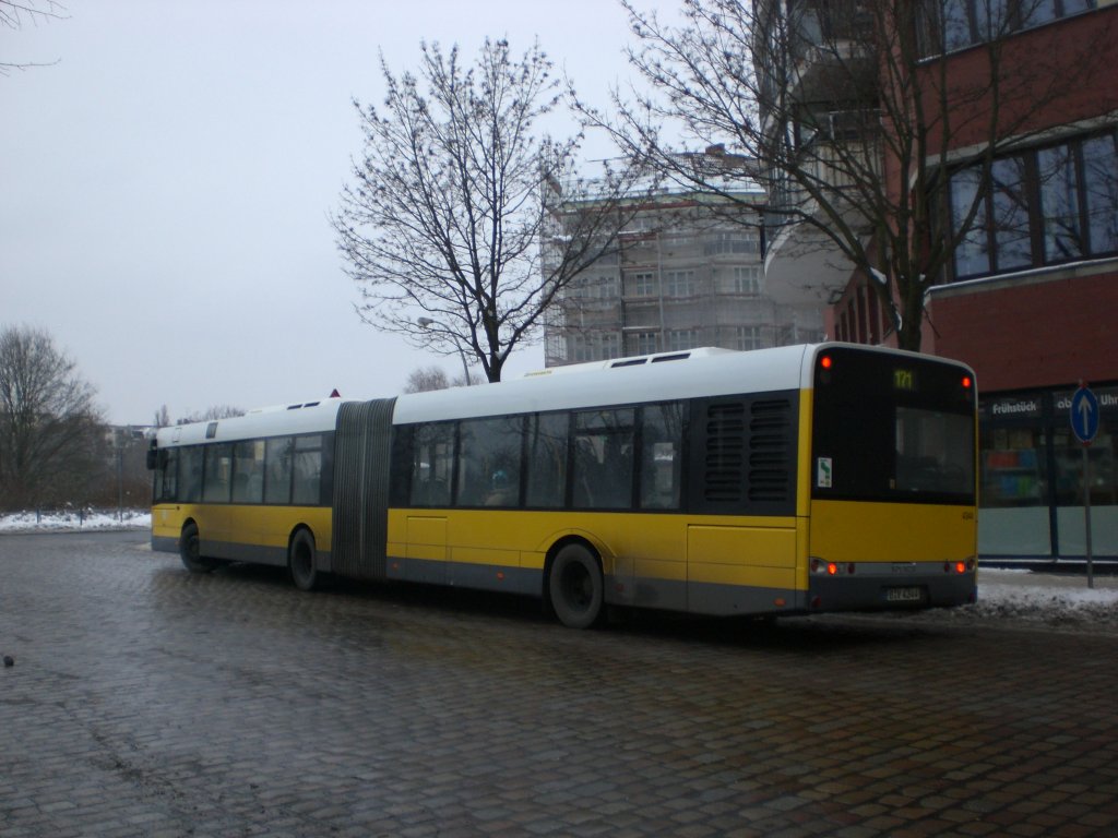 Solaris Urbino auf der Linie 171 nach U-Bahnhof Hermannplatz an der Haltestelle Neuklln Lohmhlenplatz.