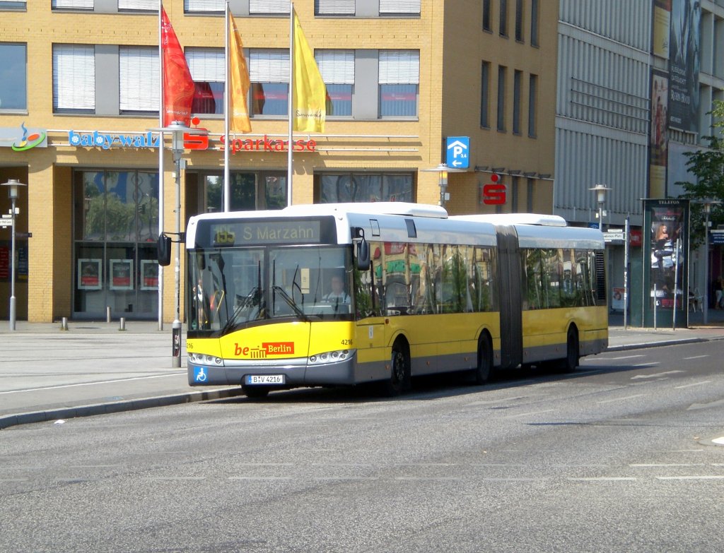 Solaris Urbino auf der Linie 195 nach S-Bahnhof Marzahn am U-Bahnhof Hellersdorf.
