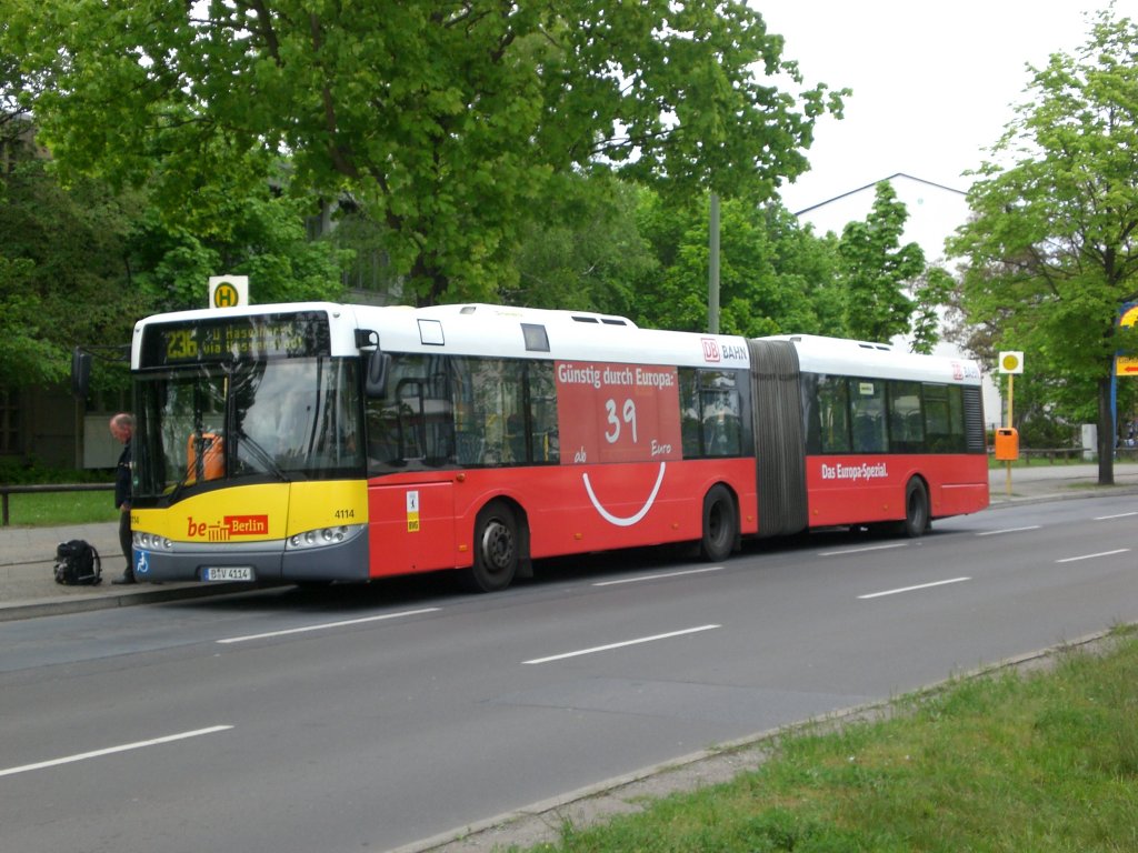 Solaris Urbino auf der Linie 236 nach U-Bahnhof Haselhorst an der Haltestelle Spandau Am Omnibushof.
