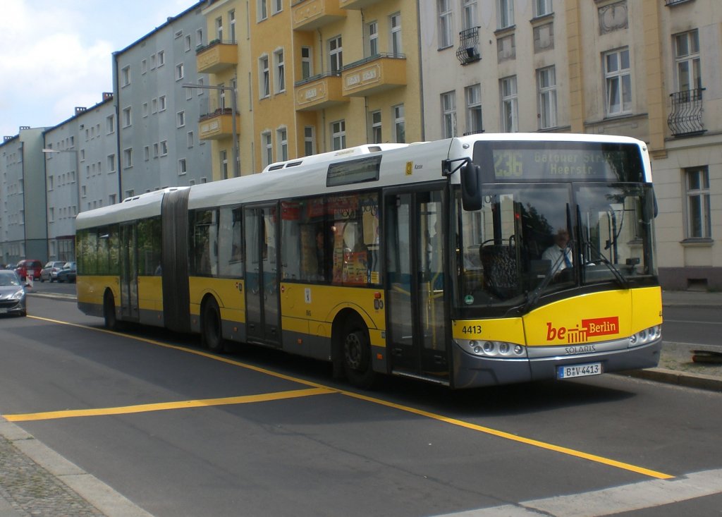 Solaris Urbino auf der Linie 236 nach Spandau Gatower Strae/Heerstrae an der Haltestelle Hakenfelde Rauchstrae.