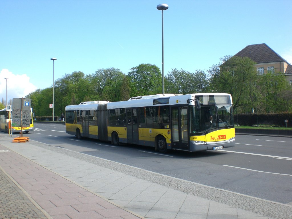 Solaris Urbino auf der Linie 237 nach Staaken Fachinger Strae am S+U Bahnhof Rathaus Spandau.