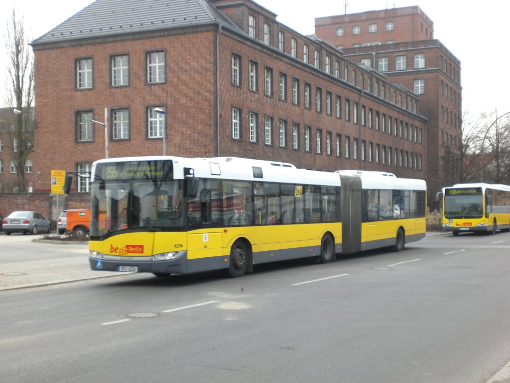 Solaris Urbino auf der Linie 255 nach Weiensee Schwarzelfenweg nahe der Haltestelle Rathaus Weiensee.