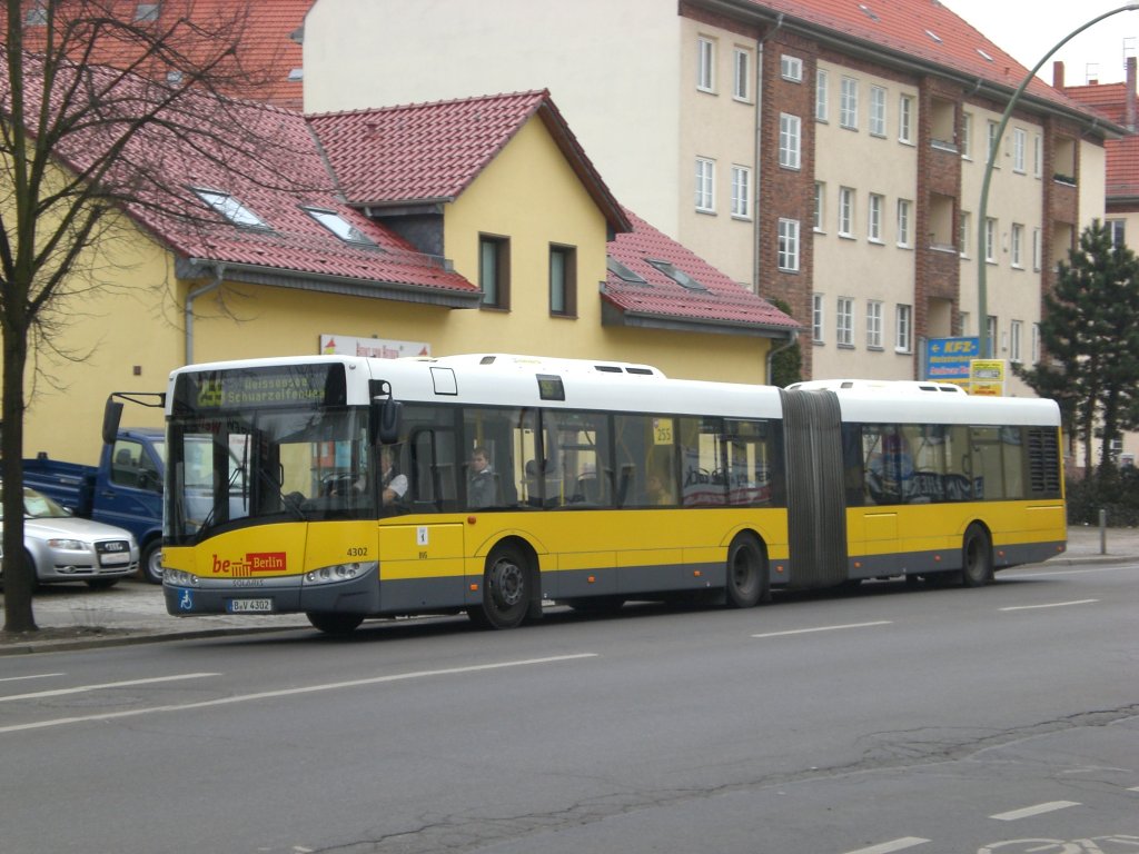 Solaris Urbino auf der Linie 255 nach Weiensee Schwarzelfenweg an der Haltestelle Rathaus Weiensee.