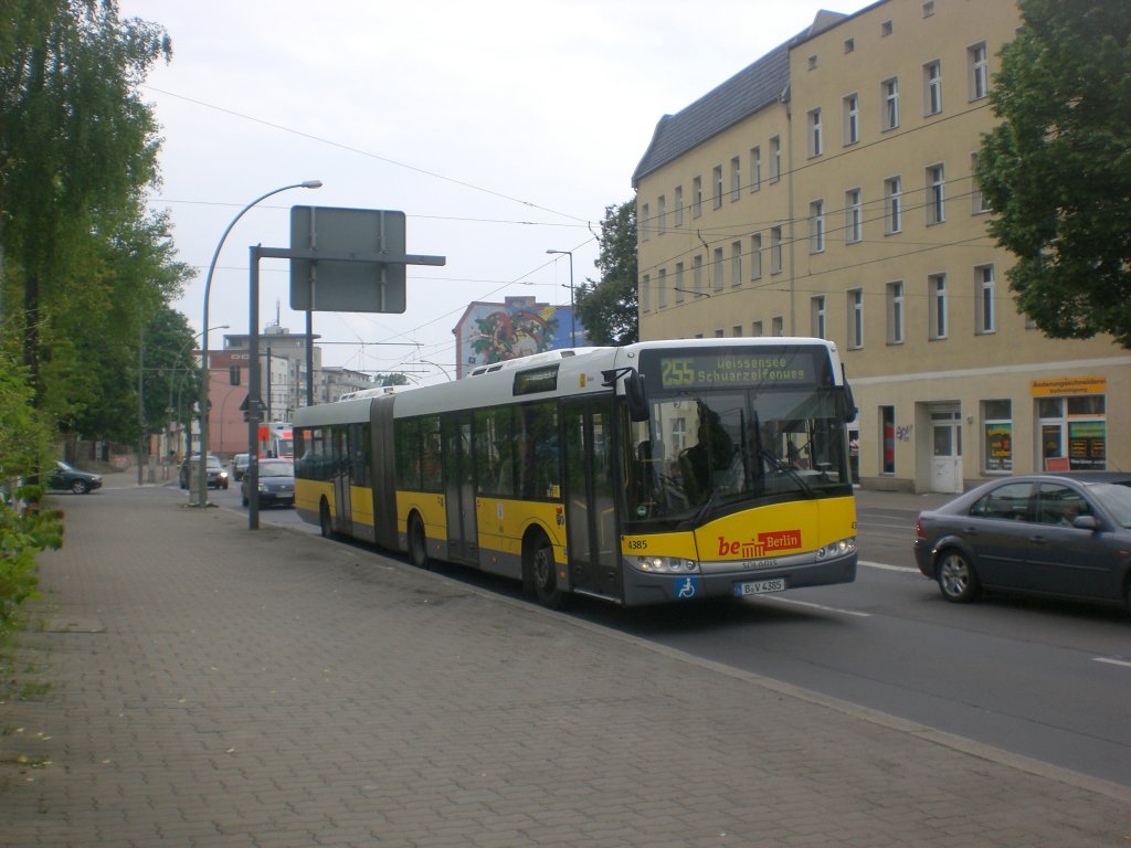 Solaris Urbino auf der Linie 255 nach Weiensee Schwarzelfenweg an der Haltestelle Weiensee Falkenberger Strae/Berliner Allee.