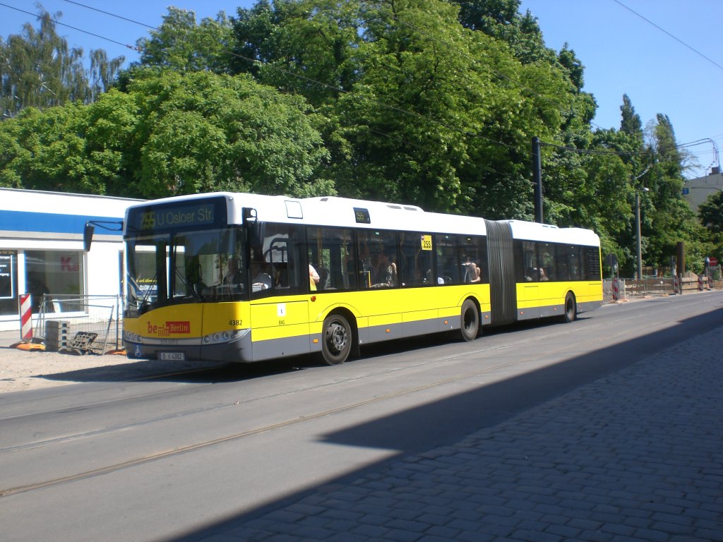 Solaris Urbino auf der Linie 255 nach U-Bahnhof Osloer Strae nahe der Haltestelle Pankow Kirche.
