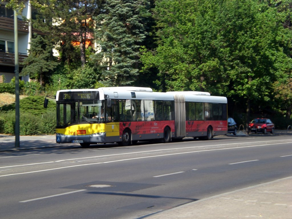 Solaris Urbino auf der Linie 316 nach Potsdam Glienicker Brcker an der Haltestelle Rathaus Wannsee.