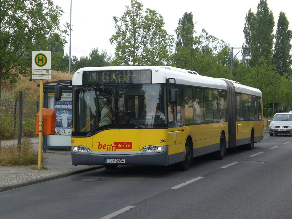 Solaris Urbino auf der Linie 350 nach S-Bahnhof Karow an der Haltestelle Karow Rlnderstrae.