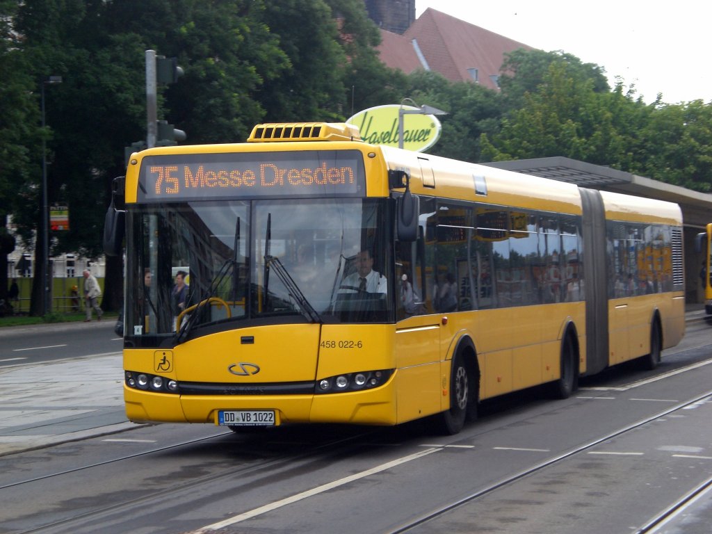 Solaris Urbino auf der Linie 75 nach Messe Dresden an der Haltestelle Prager Strae.
