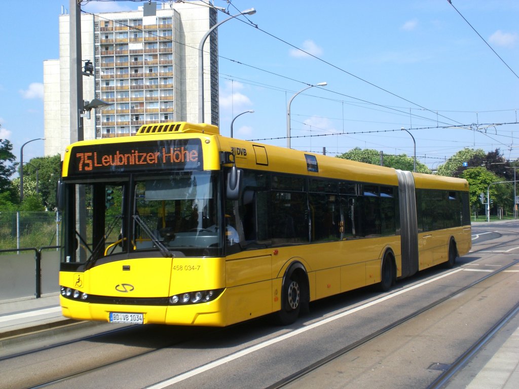 Solaris Urbino auf Linie 75 nach Leubnitzer Hhe an der Haltestelle Lenneplatz.(27.7.2011)