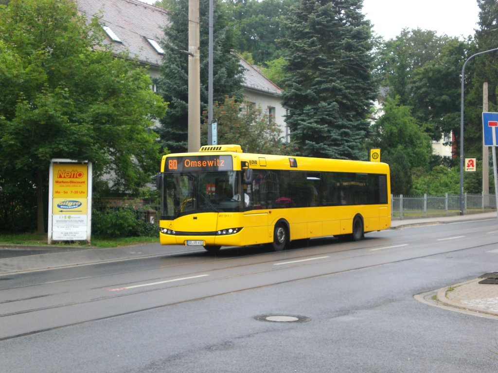 Solaris Urbino auf der Linie 80 nach Omsewitz an der Haltestelle Klotzsche Kthe-Kollwitz-Platz.(29.7.2011)