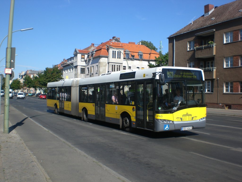 Solaris Urbino auf der Linie M11 nach U-Bahnhof Oskar-Helene-Heim am S-Bahnhof Lichterfelde Ost.