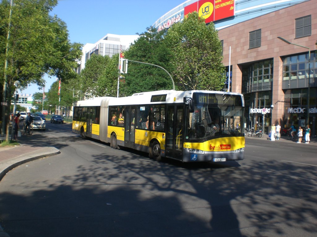 Solaris Urbino auf der Linie M11 nach Lichterfelde Unter den Eichen/Drakestrae am U-Bahnhof Johannistaler Chaussee.