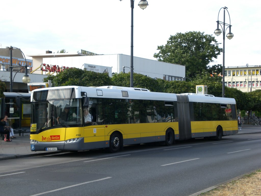 Solaris Urbino auf der Linie M21 nach S+U Bahnhof Jungfernheide am U-Bahnhof Kurt-Schumacher-Platz.