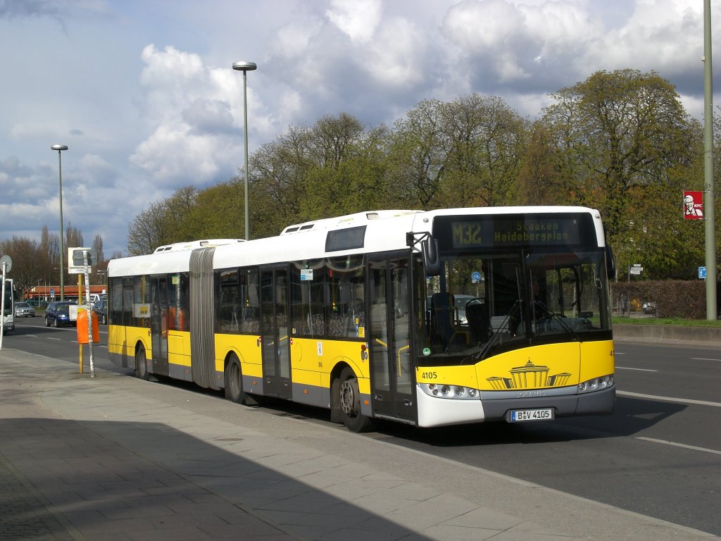 Solaris Urbino auf der Linie M32 nach Staaken Heidebergplan am S+U Bahnhof Rathaus Spandau.