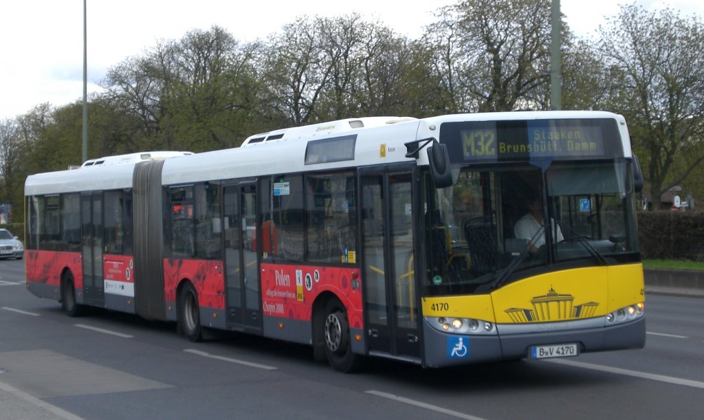 Solaris Urbino auf der Linie M32 nach Staaken Brunsbttler Damm/Stadtgrenze am S+U Bahnhof Rathaus Spandau.