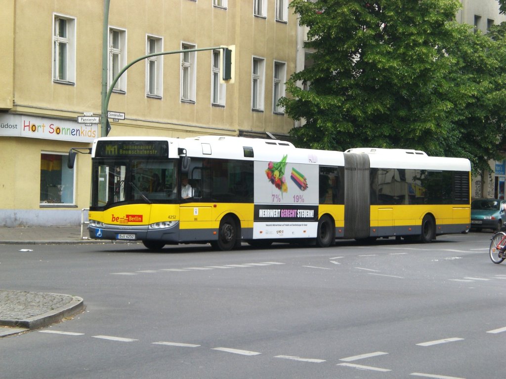 Solaris Urbino auf der Linie M41 nach Baumschulenweg Sonnenallee/Baumschulenstrae an der Haltestelle Neuklln Sonnenallee/Panierstrae.
