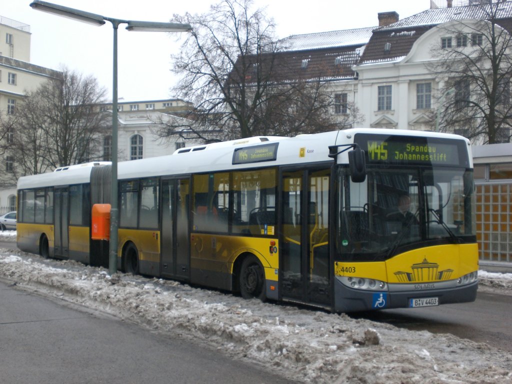 Solaris Urbino auf der Linie M45 nach Spandau Johannesstift an der Haltestelle Hertzallee.