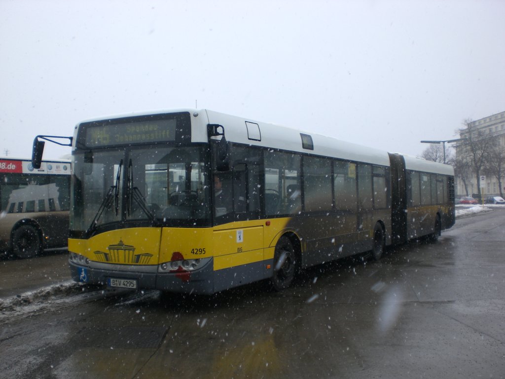 Solaris Urbino auf der Linie M45 nach Spandau Johannesstift an der Haltestelle Hertzallee.