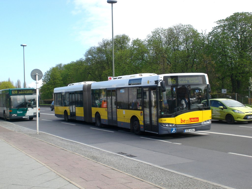 Solaris Urbino auf der Linie M45 nach S+U Bahnhof Zoologischer Garten am S+U Bahnhof Rathaus Spandau.